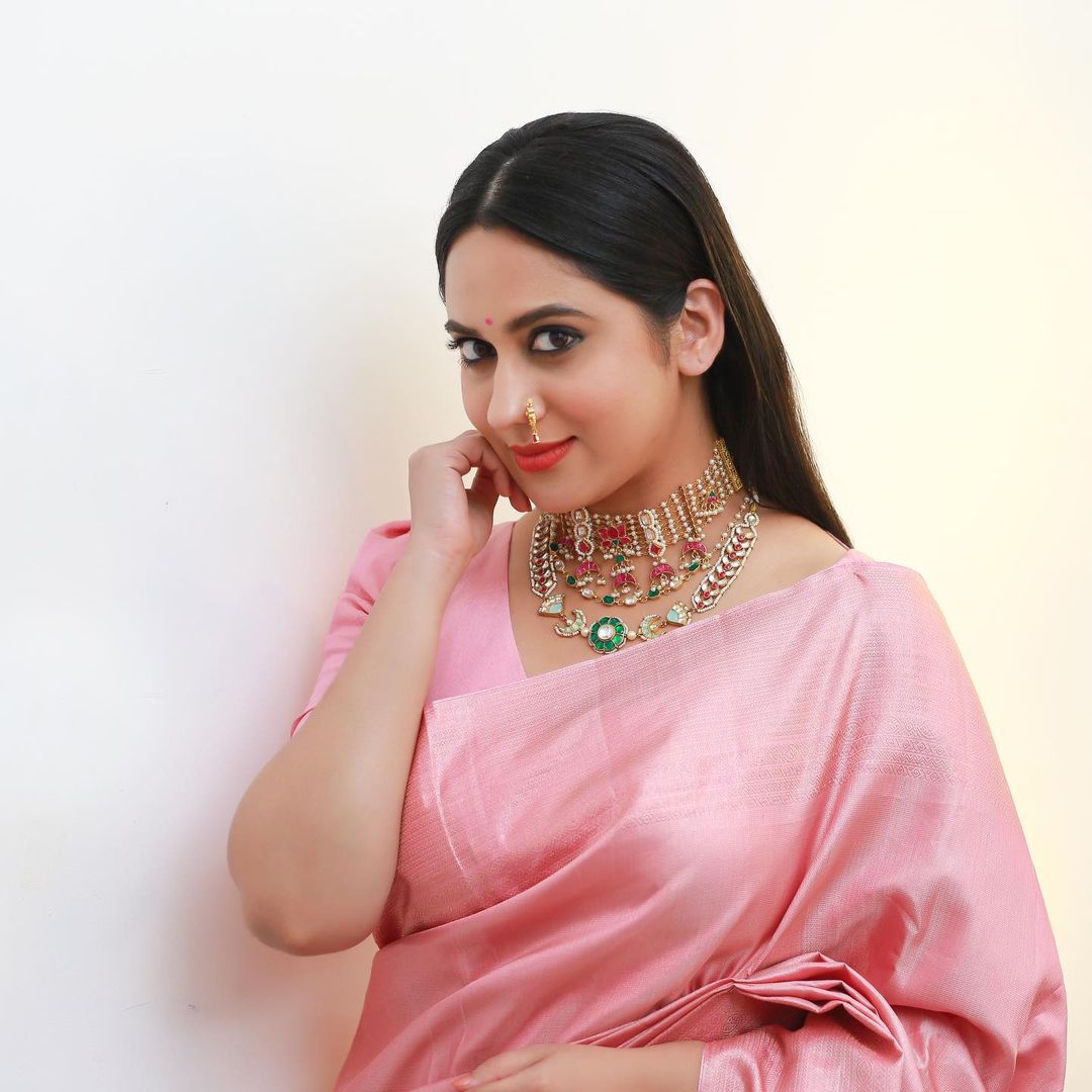 MALAYALAM ACTRESS MIYA GEORGE BEAUTIFUL JEWELRY IN PINK SAREE